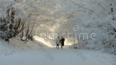 两个人在雪地里奔跑